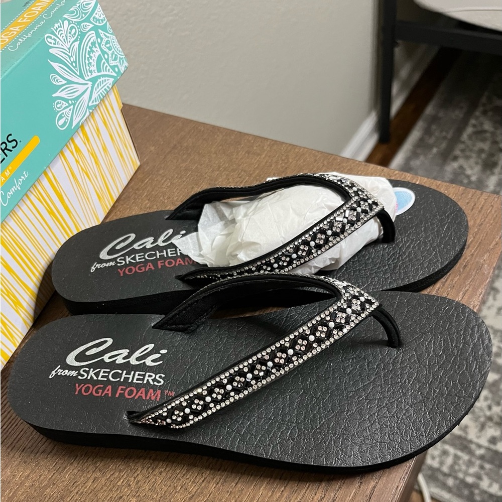 Sketchers yoga, foam, flip-flops